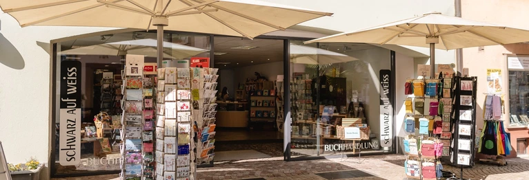 Blick von aussen auf den Eingang der Buchhandlung
