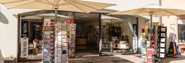 Blick von aussen auf den Eingang der Buchhandlung