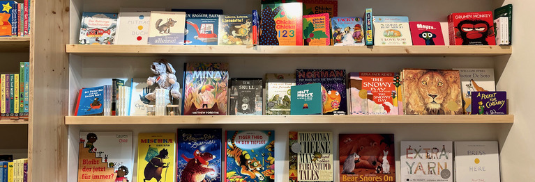 Wand mit Bilderbücher