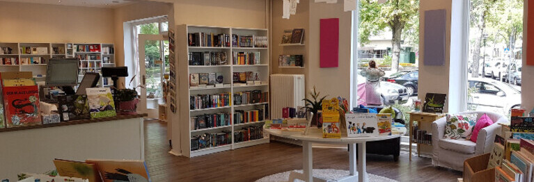 Auf unserem runden Tisch finden Sie Bücher und andere Artikel, die wir jeweils passend zur Jahreszeit, zu bestimmten Anlässen oder auch einfach nach Lust und Laune auswählen. Über dem Tisch hängt übrigens unsere "Gästelampe". Hier können Sie schauen, welche Autorinnen und Autoren uns schon besucht haben.