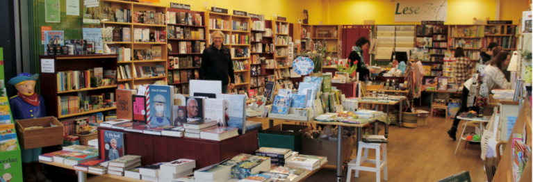 Eingangsbereich der Buchhandlung LeseZeit in Bad Vilbel-Dortelweil mit Blick auf die Bestseller-Wand sowie auf den Krimi- und Belletristik-Bereich.