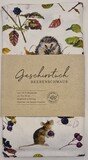 Geschirrtuch mit herbstlichen Motiven von verschiedenen Beeren, Igel und Maus auf weißem Hintergrund