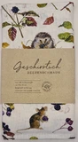 Geschirrtuch mit herbstlichen Motiven von verschiedenen Beeren, Igel und Maus auf weißem Hintergrund
