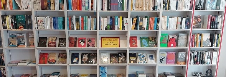 Bild des Bücherregals in der Belletristikabteilung.