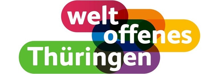 Wir stehen für ein weltoffenes Thüringen!
Unsere Überzeugung spiegelt sich auch in unserer Arbeit und unserem Sortiment wieder. Bücher öffnen nicht nur Tore zu Welten, sie bringen uns viel bei - Menschlichekeit, Empathie, Verständnis & mehr!
