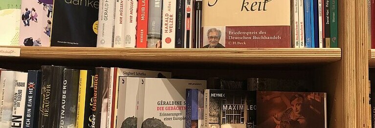 Unser Sortiment bietet mit Sorgfalt Ausgewähltes, alt Bekanntes und neu Entdecktes, feinste Belletristik, schön illustrierte Bilderbücher und leseluststeigernde Kinderliteratur, Weltentdeckerhelfer, moderne Lyrik, Philosophisches und Kriminelles, sowie wichtige Bücher zu Politik und Zeitgeschehen.