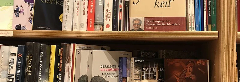 Unser Sortiment bietet mit Sorgfalt Ausgewähltes, alt Bekanntes und neu Entdecktes, feinste Belletristik, schön illustrierte Bilderbücher und leseluststeigernde Kinderliteratur, Weltentdeckerhelfer, moderne Lyrik, Philosophisches und Kriminelles, sowie wichtige Bücher zu Politik und Zeitgeschehen.