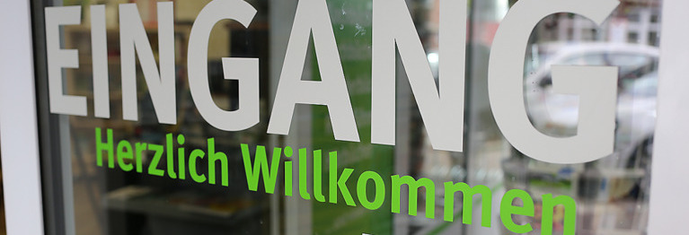 Der Eingang unserer Buchhandlung, Herzlich Willkommen!
